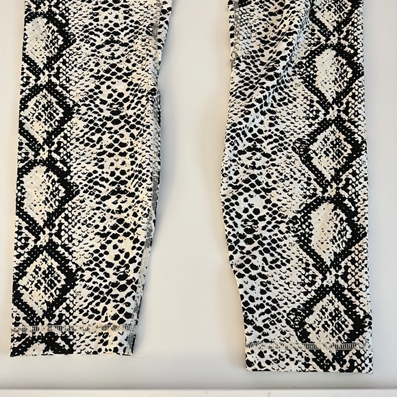 Balance Athletica White viper ascend legging - Picture 8 of 10